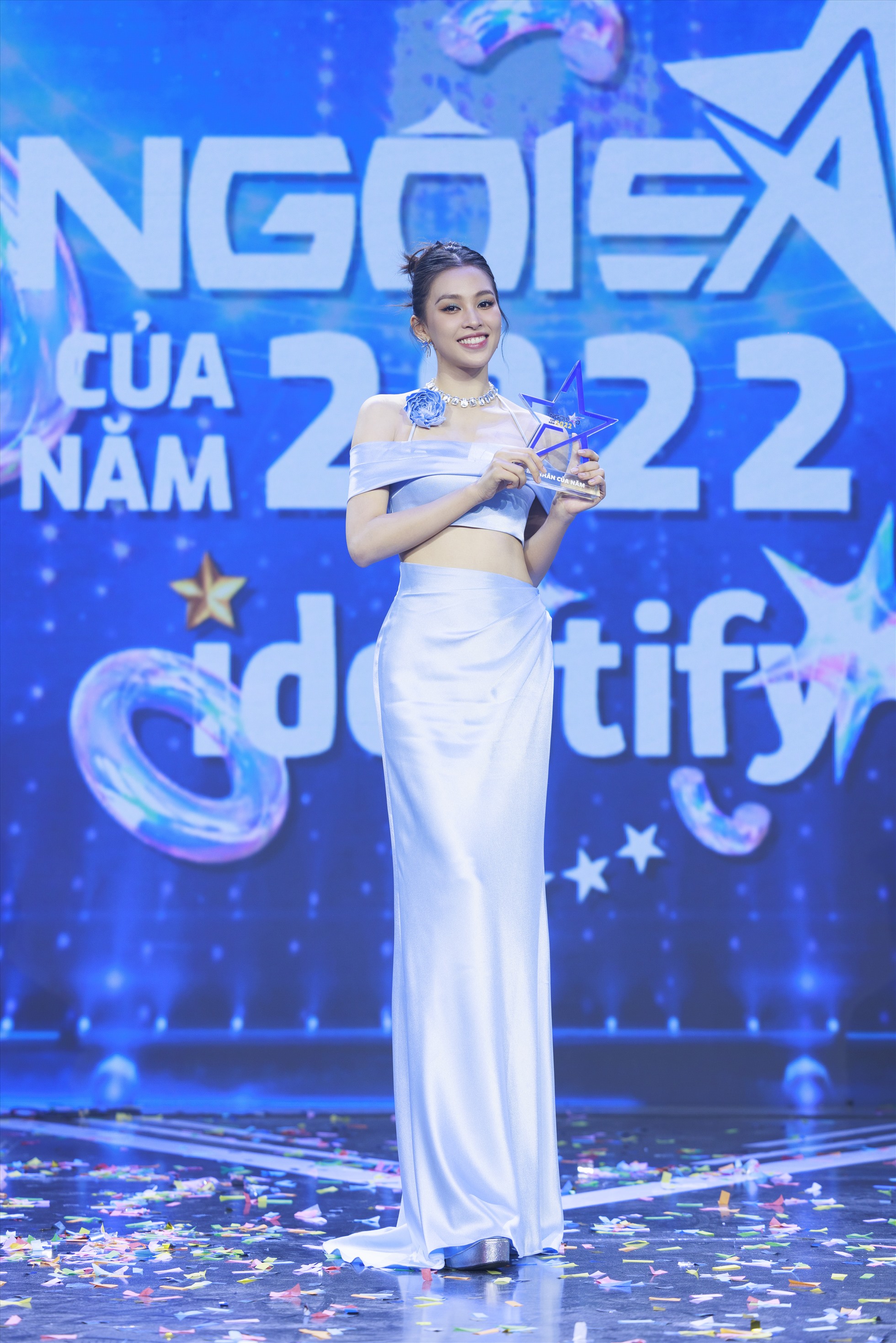 Hoa hậu Tiểu Vy xúc động khi giành giải “Mỹ nhân của năm“. Ảnh: Sen Vàng.