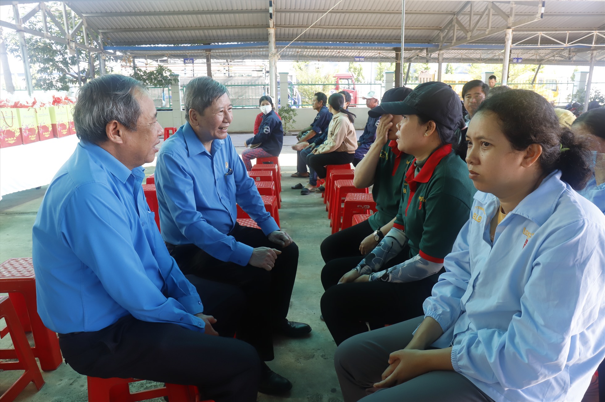 Phó Chủ tịch Thường trực Tổng Liên đoàn Lao động Việt Nam Trần Thanh Hải trò chuyện cùng công nhân lao động. Ảnh Hữu Long