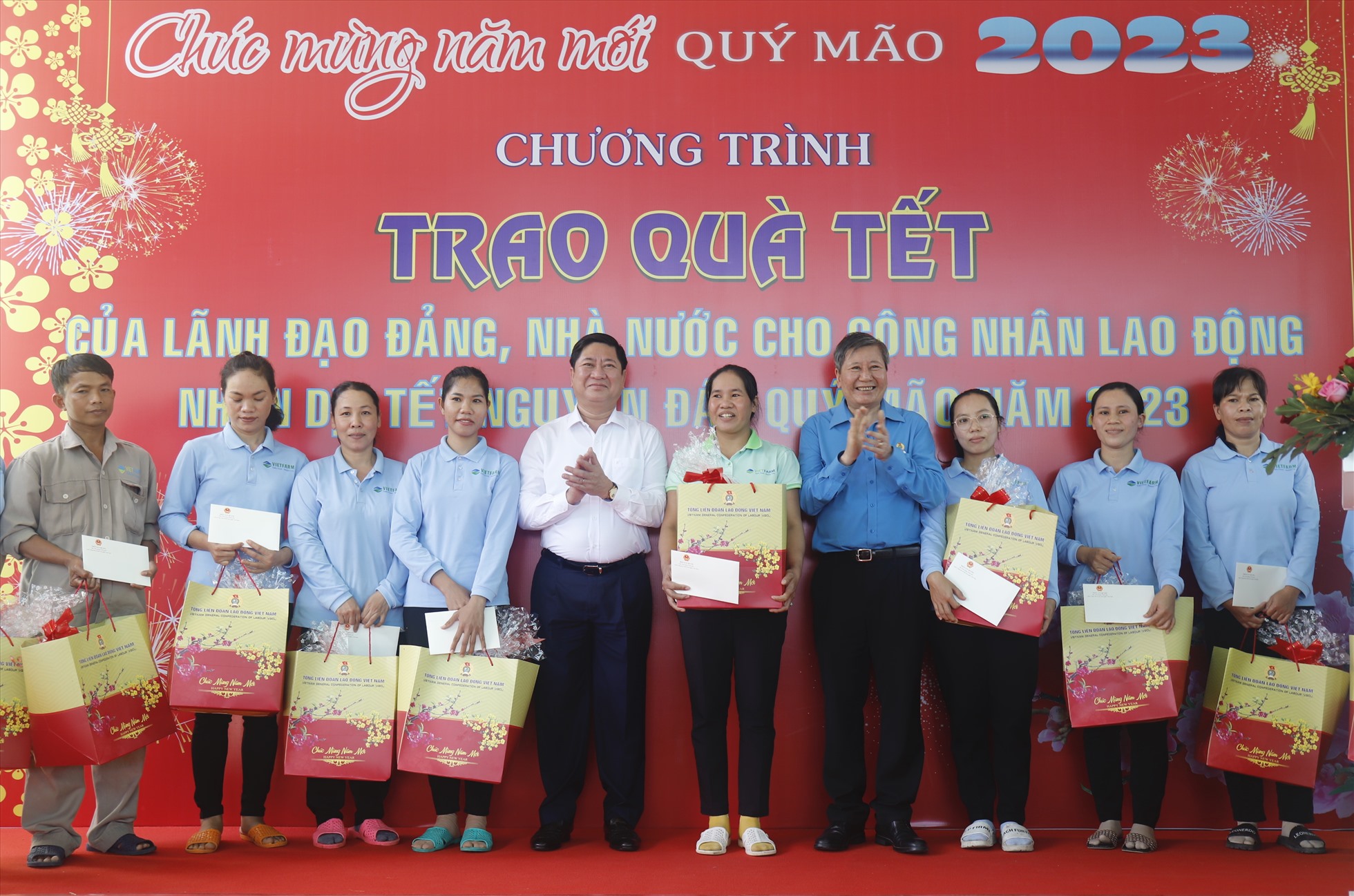 Phó Chủ tịch Thường trực Tổng Liên đoàn Lao động Việt Nam Trần Thanh Hải tặng quà cho công nhân lao động. Ảnh: Hữu Long