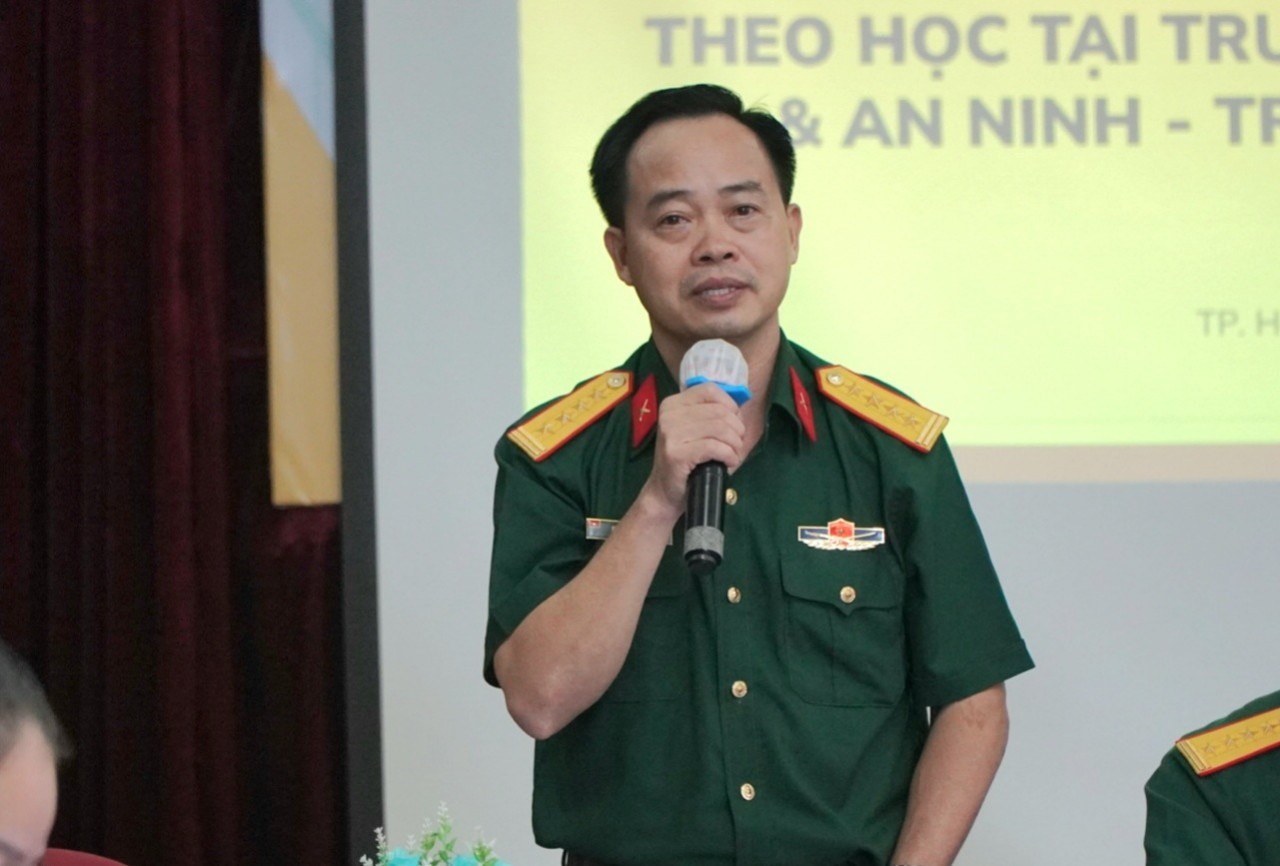 Đại tá Chu Tiến Sơn – Chủ nhiệm Chính trị Trường Quân sự Quân khu 7 chia sẻ tại buổi trao đổi.