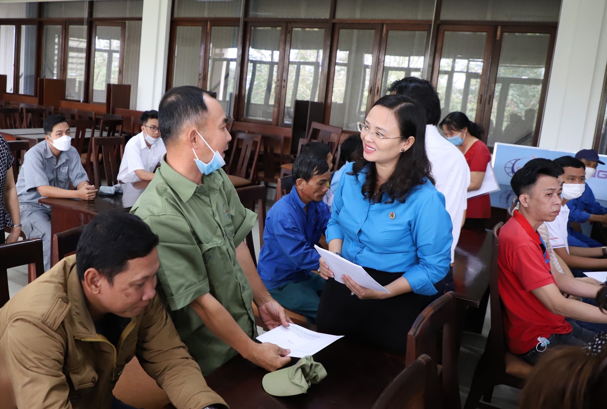 Chủ tịch LĐLĐ TP. Cần Thơ Lê Thị Sương Mai thăm hỏi và tặng quà cho công nhân. Ảnh: Phong Linh