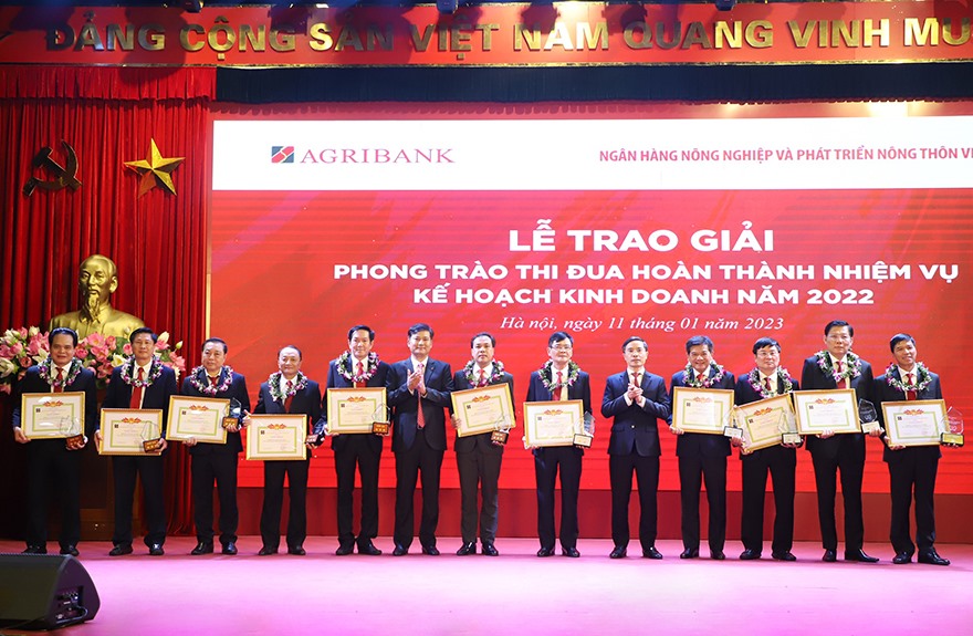 Trao tặng các danh hiệu thi đua hoàn thành nhiệm vụ, kế hoạch kinh doanh năm 2022. Nguồn: Agribank