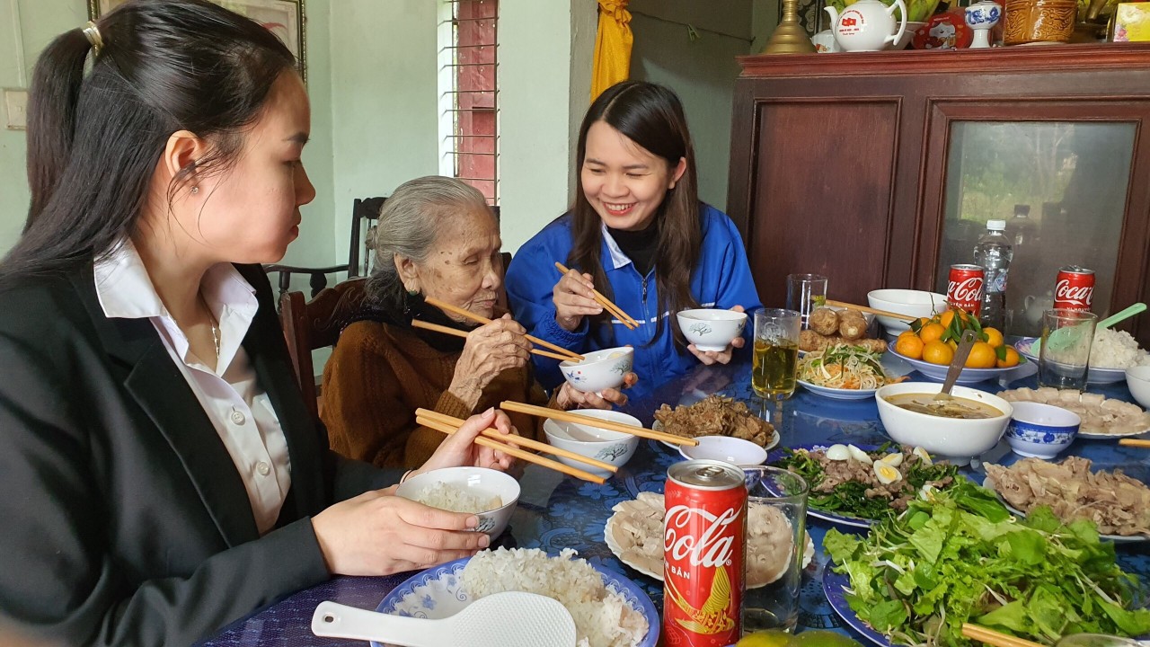 Bữa cơm gia đình ấm cúng cùng Mẹ Việt Nam Anh Hùng. Ảnh: Hưng Thơ
