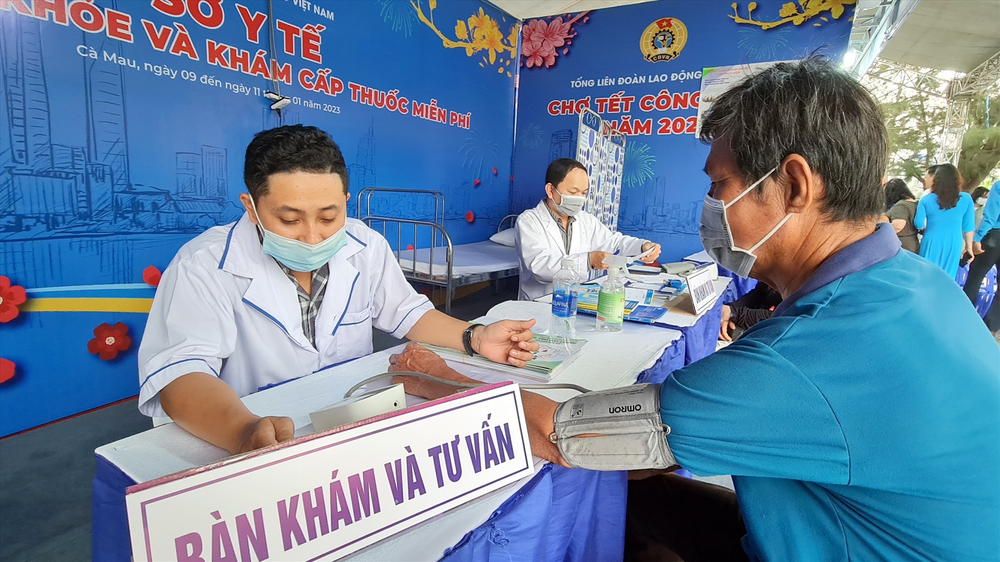 Tại tỉnh Cà Mau, Chợ Tết Công đoàn còn tổ chức khám bệnh cấp thuốc miễn phí cho công nhân.