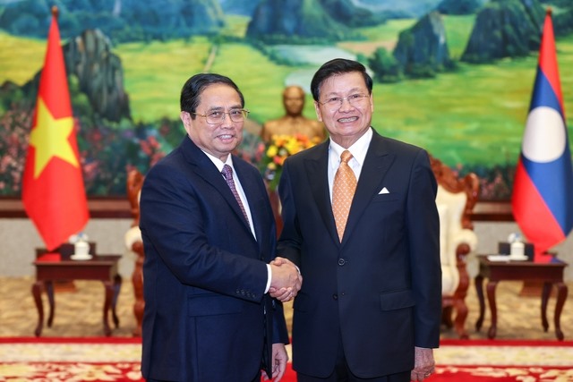 Tổng Bí thư, Chủ tịch nước Lào Thongloun Sisoulith nhiệt liệt chào mừng và hoan nghênh Thủ tướng Phạm Minh Chính thăm chính thức Lào. Ảnh VGP