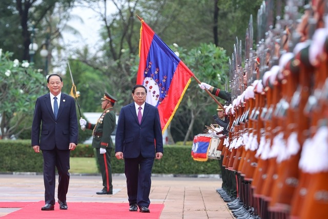 Thủ tướng Lào Sonexay Siphandone chủ trì lễ đón Thủ tướng Phạm Minh Chính. Ảnh: VGP