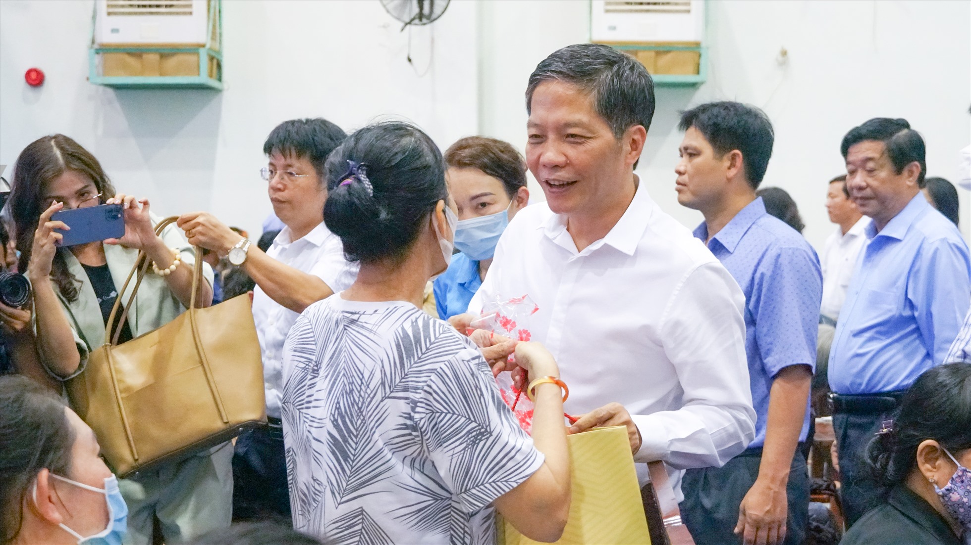 Ủy viên Bộ chính trị, Trưởng Ban kinh tế Trung ương Trần Tuấn Anh tặng quà cho hộ nghèo. Ảnh: Tạ Quang