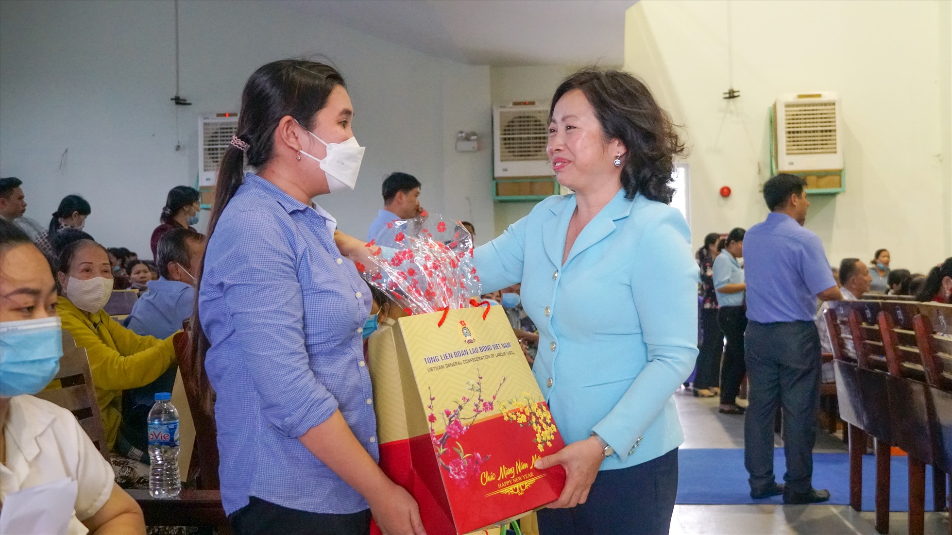 Phó Chủ tịch Tổng LĐLĐ Việt Nam Thái Thu Xương tặng quà cho công nhân có hoàn cảnh khó khăn. Ảnh: Tạ Quang