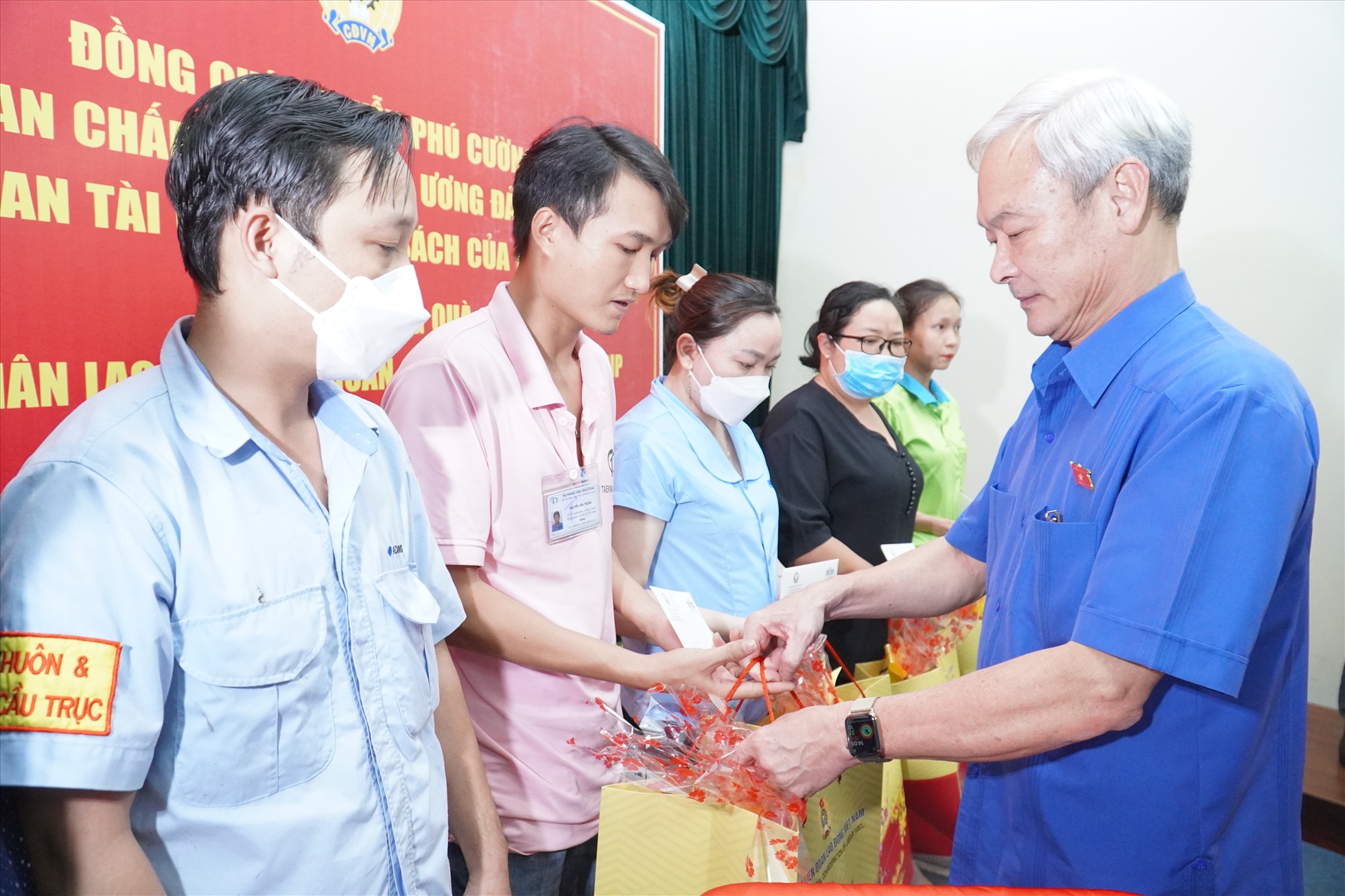 Cũng trong buổi chiều ngày 12.1, ông Nguyễn Phú Cường - Chủ nhiệm Uỷ ban Tài chính ngân sách của Quốc hội đã thăm và tặng quà công nhân có hoàn cảnh khó khăn nhân dịp Tết Nguyên đán Quý Mão năm 2023 tại Công đoàn Khu công nghiệp Biên Hoà, TP Biên Hoà. Ảnh: Hà Anh Chiến