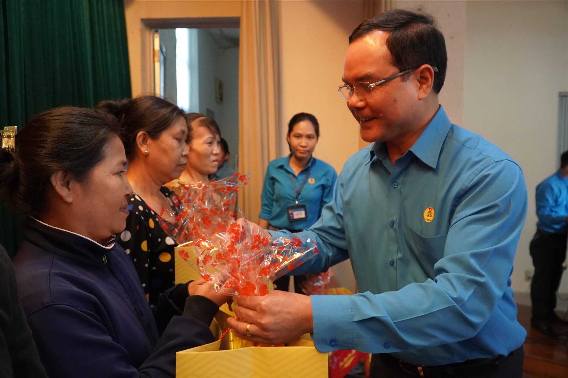 Chủ tịch Tổng LĐLĐVN Nguyễn Đình Khang trao quà Tết cho công nhân lao động có hoàn cảnh khó khăn tỉnh Đồng Nai. Ảnh: Hà Anh Chiến