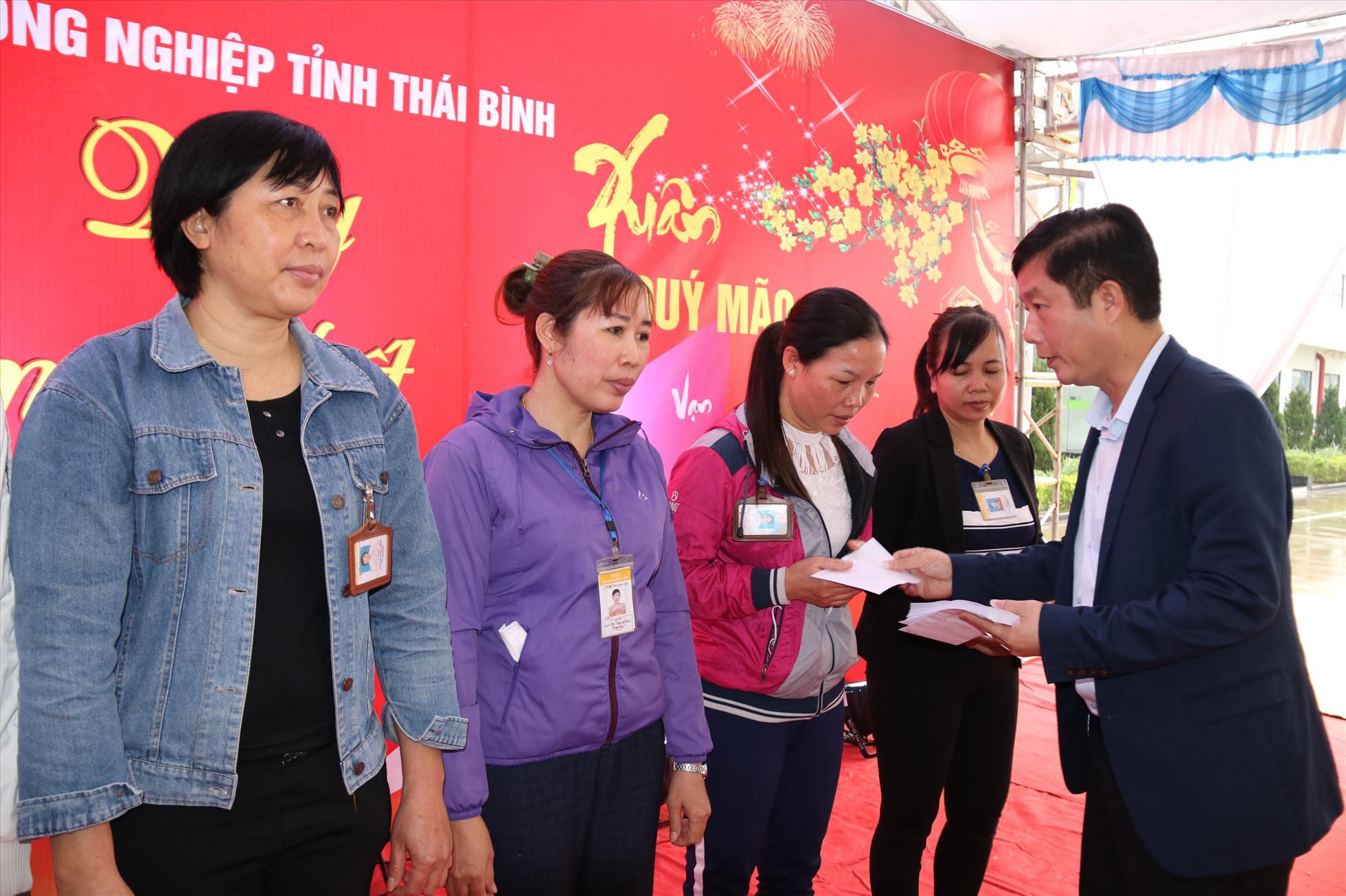 Ông Vũ Thanh Vân - Chủ tịch Ủy ban MTTQ Việt Nam tỉnh Thái Bình trao quà Tết động viên người lao động. Ảnh: Bá Mạnh