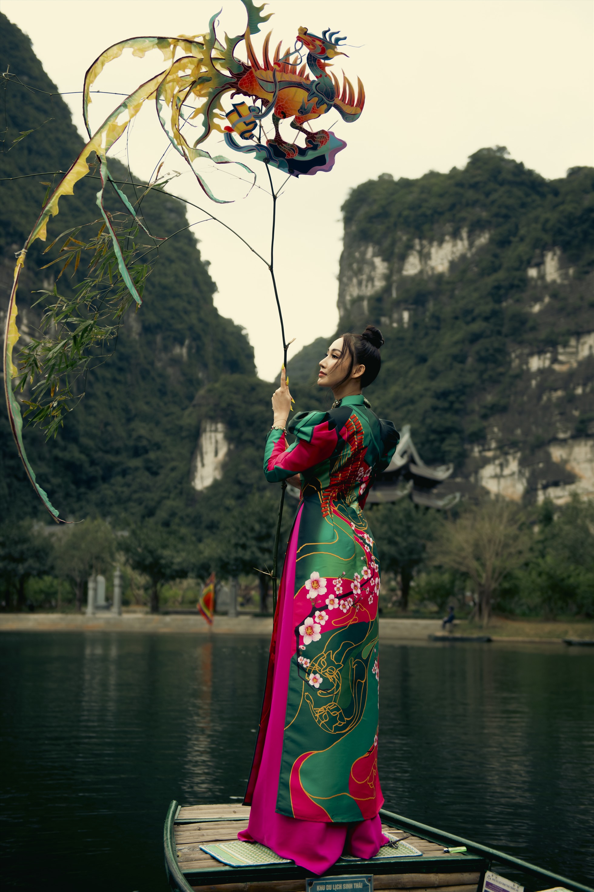 Theo đó, Miss Global Vietnam 2022 thả mình vào cảnh đẹp thiên nhiên, quần thể Tràng An.