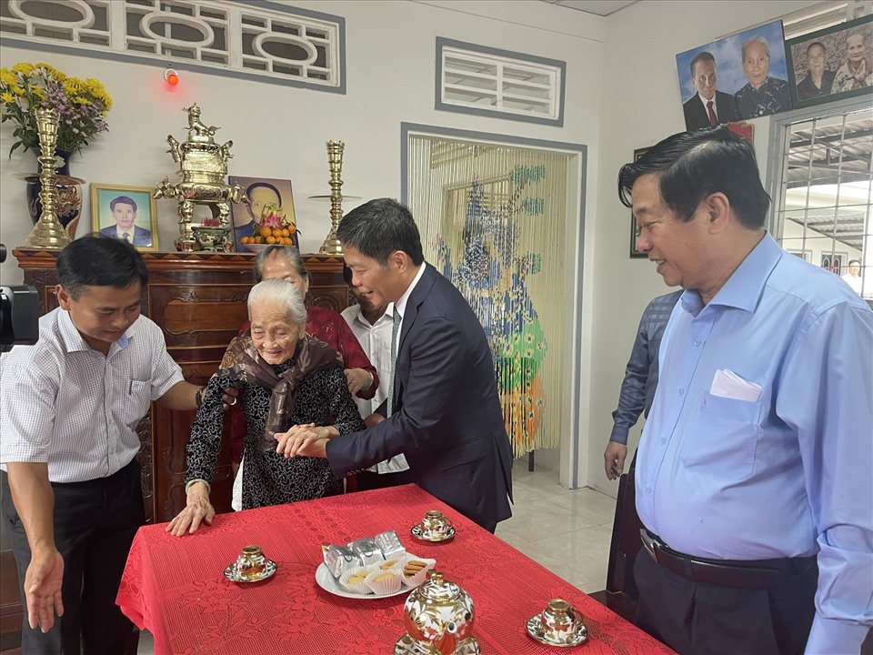 Đồng chí Trần Tuấn Anh và đoàn công tác thăm, tặng quà mẹ Việt Nam anh hùng Đặng Thị Nhung. Ảnh Thành Trung