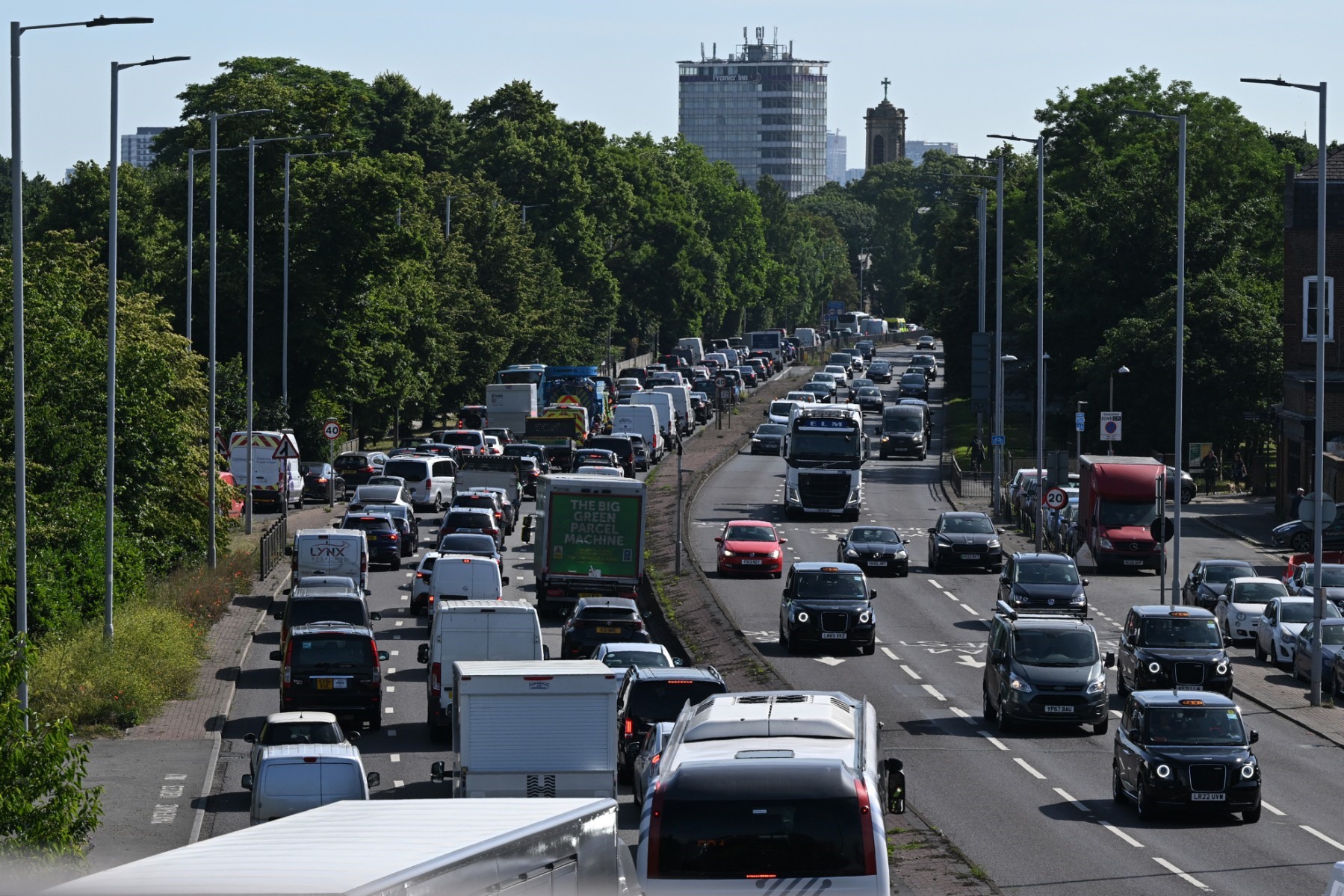 Ô tô xếp hàng tham gia giao thông ở Hammersmith, Anh tháng 6.2022. Ảnh: AFP