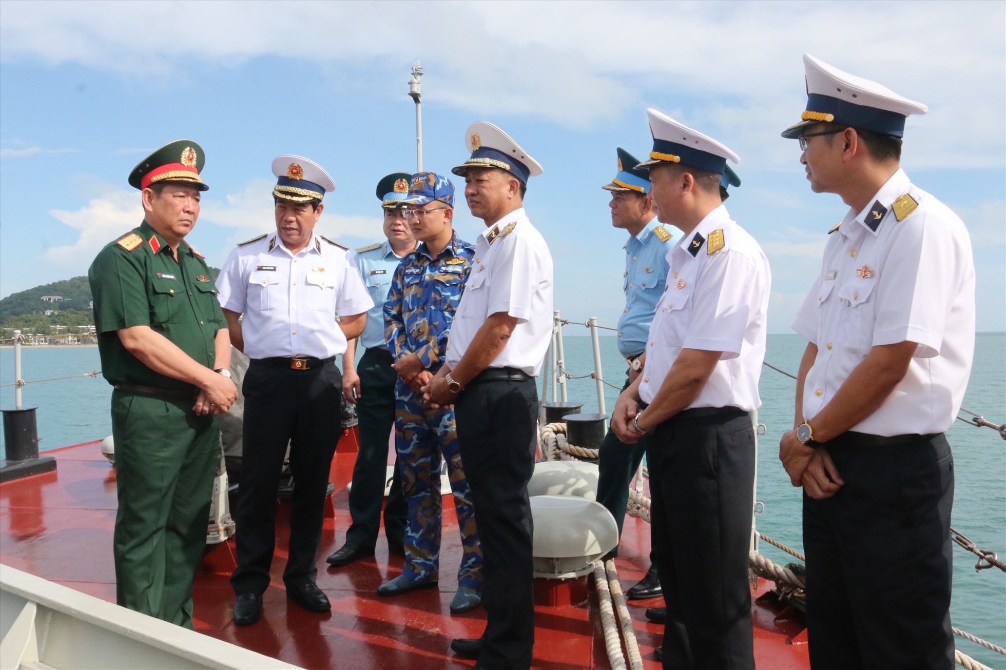 Thượng tướng Huỳnh Chiến Thắng kiểm tra thực tế tại Tàu 265, Hải đội 512, Lữ đoàn 127, Vùng 5 Hải quân. Ảnh: Định Lịch
