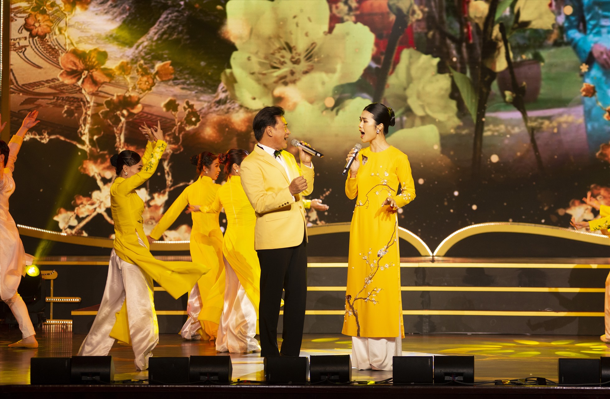 Phúc Anh và NSND Tạ Minh Tâm trình diễn tại lễ trao giải Mai Vàng. Ảnh: NSCC.
