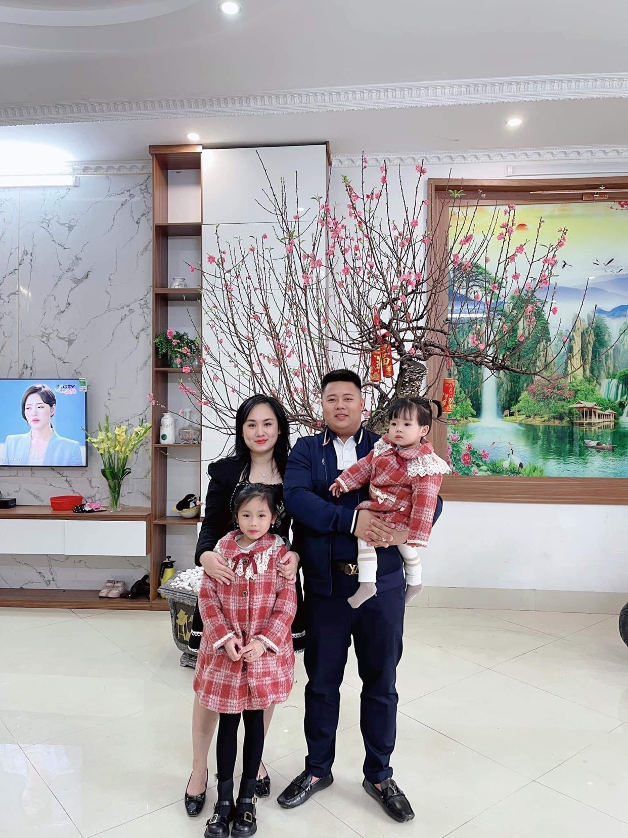 chị Linh Trang quây quần bên gia đình đầu xuân năm mới. Ảnh: Linh Trang.
