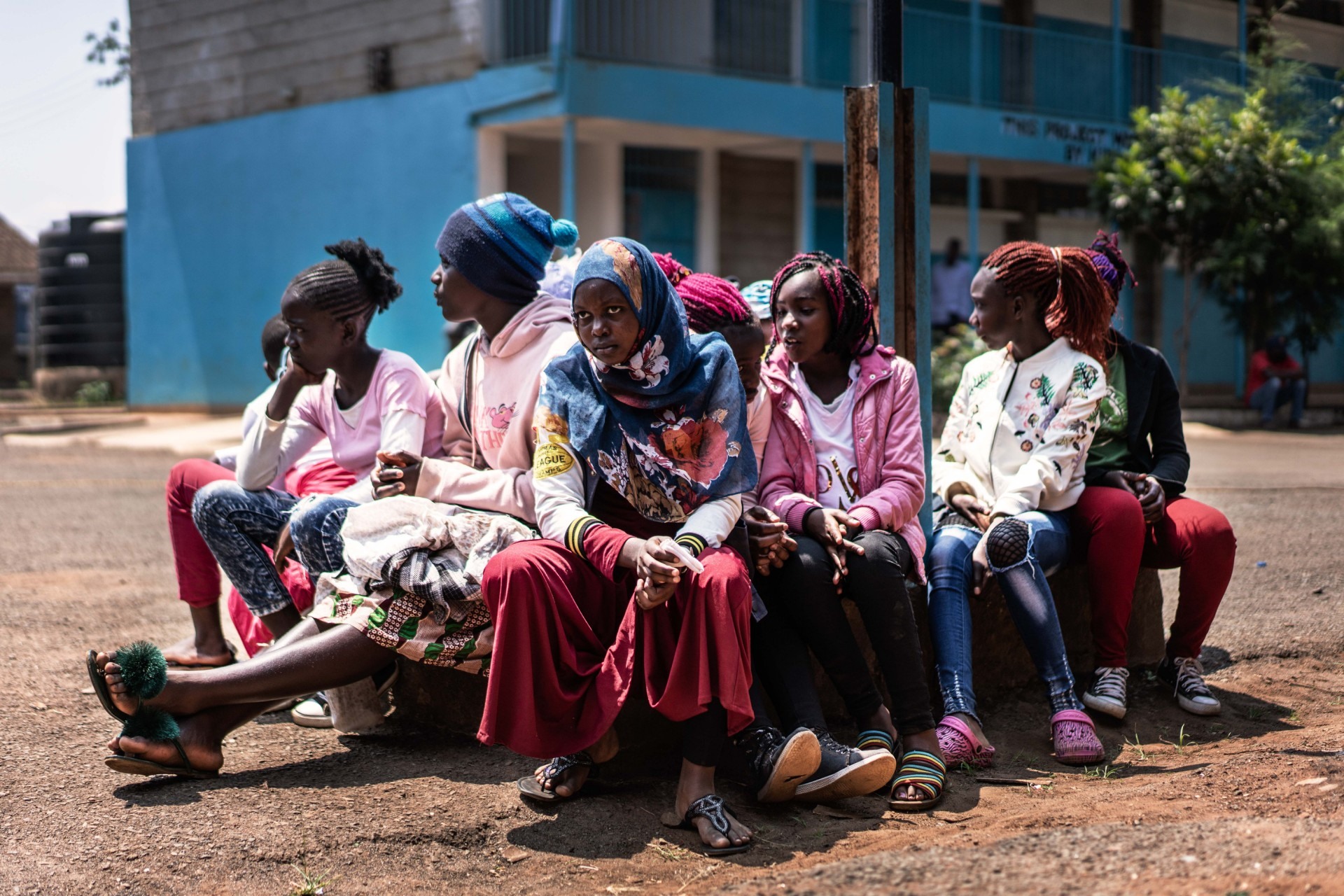 Các bé gái chờ nhận băng vệ sinh được phân phát tại trường tiểu học Kibera ở khu ổ chuột Kibera, Nairobi năm 2020. Ảnh: AFP