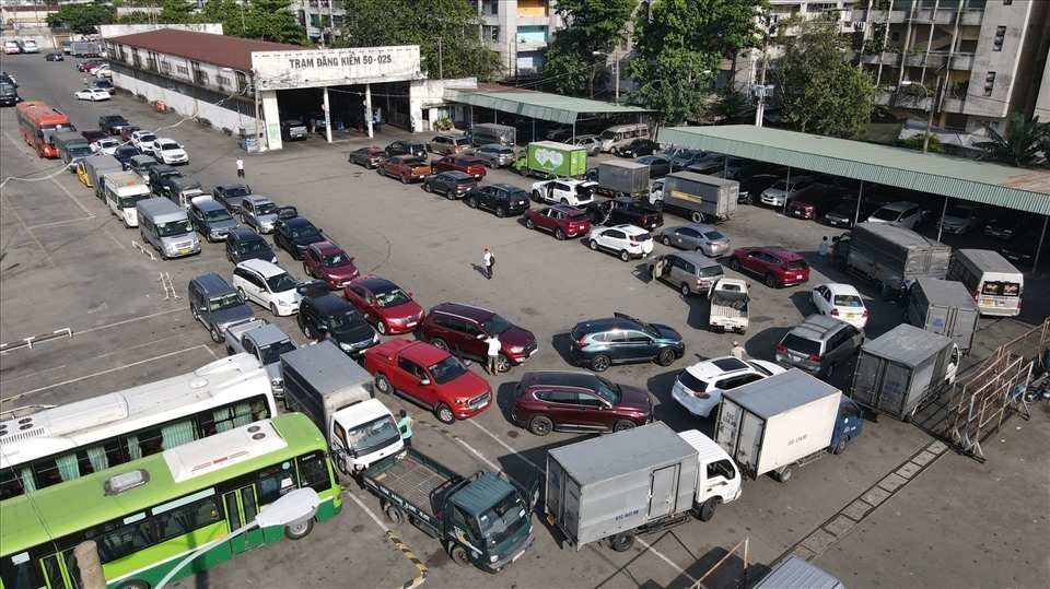 Những ngày qua, nhiều trung tâm đăng kiểm tại TPHCM có số lượng ôtô đến kiểm định tăng đột biến. Ảnh: Anh Tú