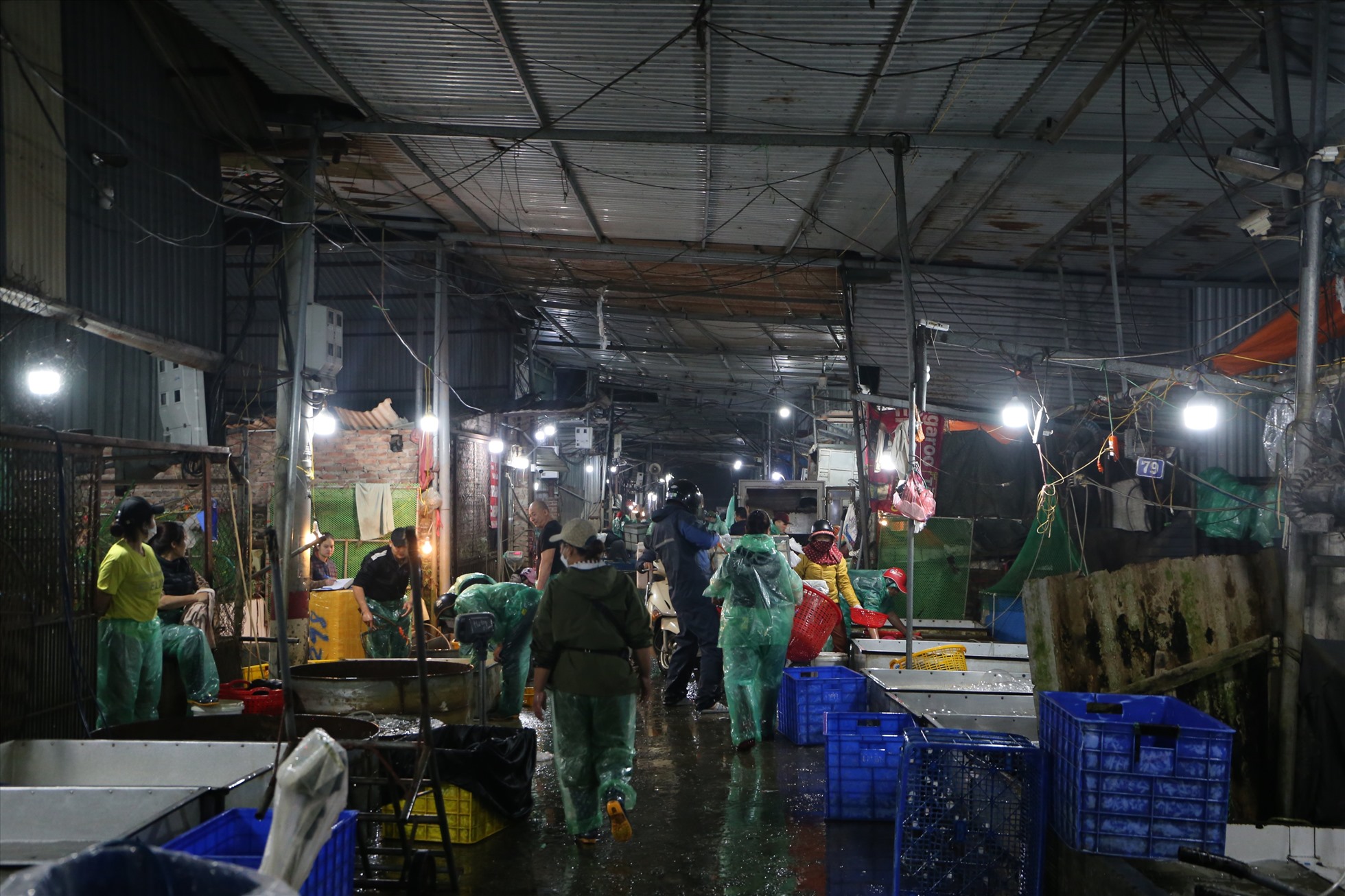 Quang cảnh chợ cá Yên Sở lúc 3h ngày 13.1. Ảnh: Vĩnh Hoàng