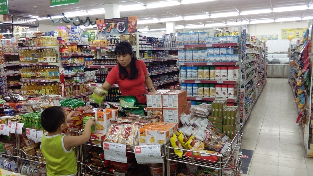 Chị Nguyễn Thị Thu Hoa đi siêu thị mua đồ sinh hoạt cho gia đình. Ảnh: Hoàng Võ