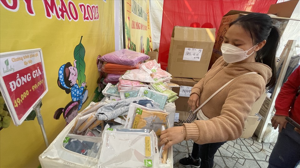 Nữ công nhân mua sắm dịp Tết tại Chợ Tết Công đoàn do LĐLĐ tỉnh Hưng Yên tổ chức. Ảnh: Hà Anh
