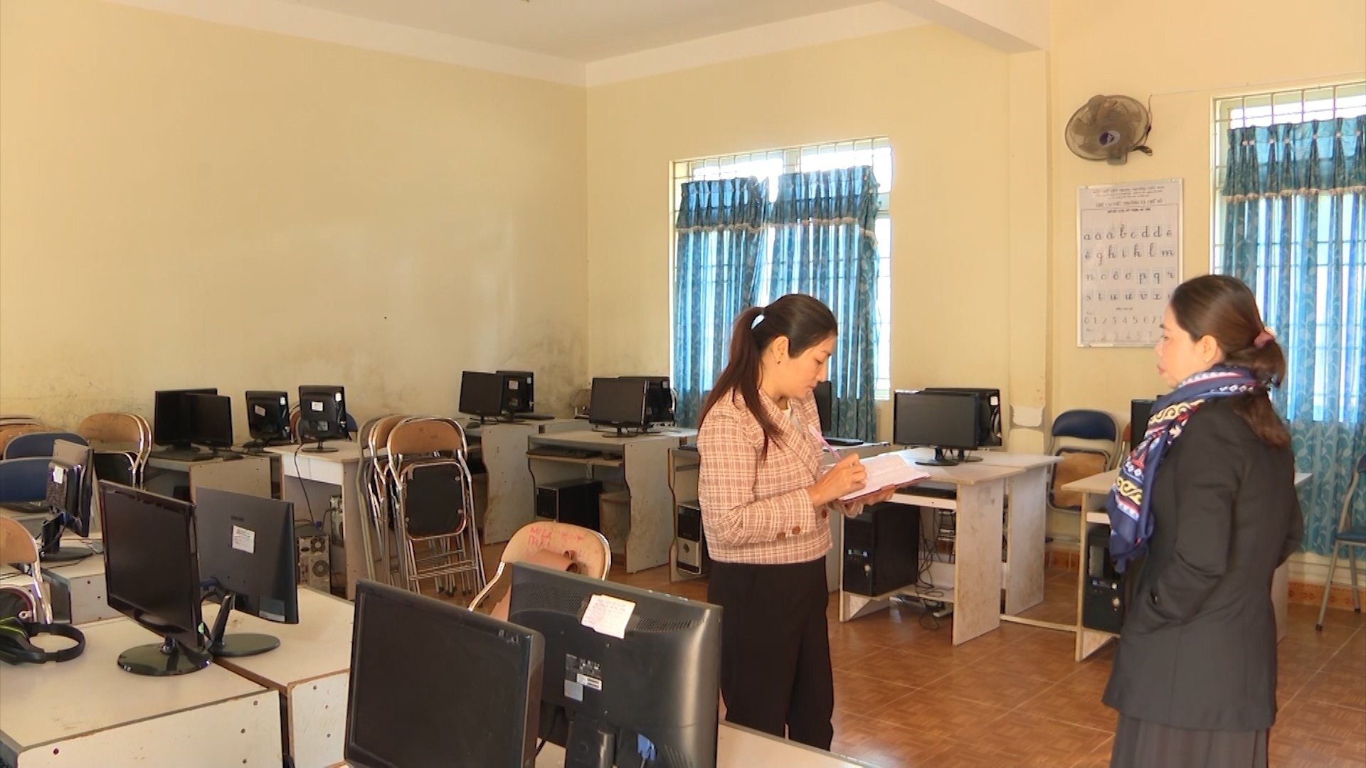 Nhiều trường học ở Đắk Nông ngoài thiếu giáo viên còn thiếu cả máy tính, trang thiết bị phục vụ dạy bộ môn tin học. Ảnh: Phan Tuấn