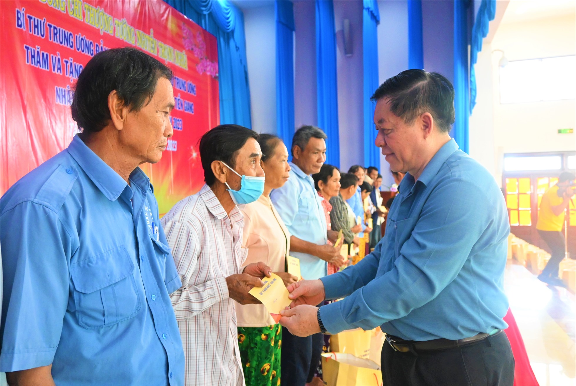 Trưởng Ban Tuyên giáo Trung ương Nguyễn Trọng Nghĩa - trao quà cho các gia đình nghèo trên địa bàn huyện Tân Phú Đông. Ảnh: Thành Nhân