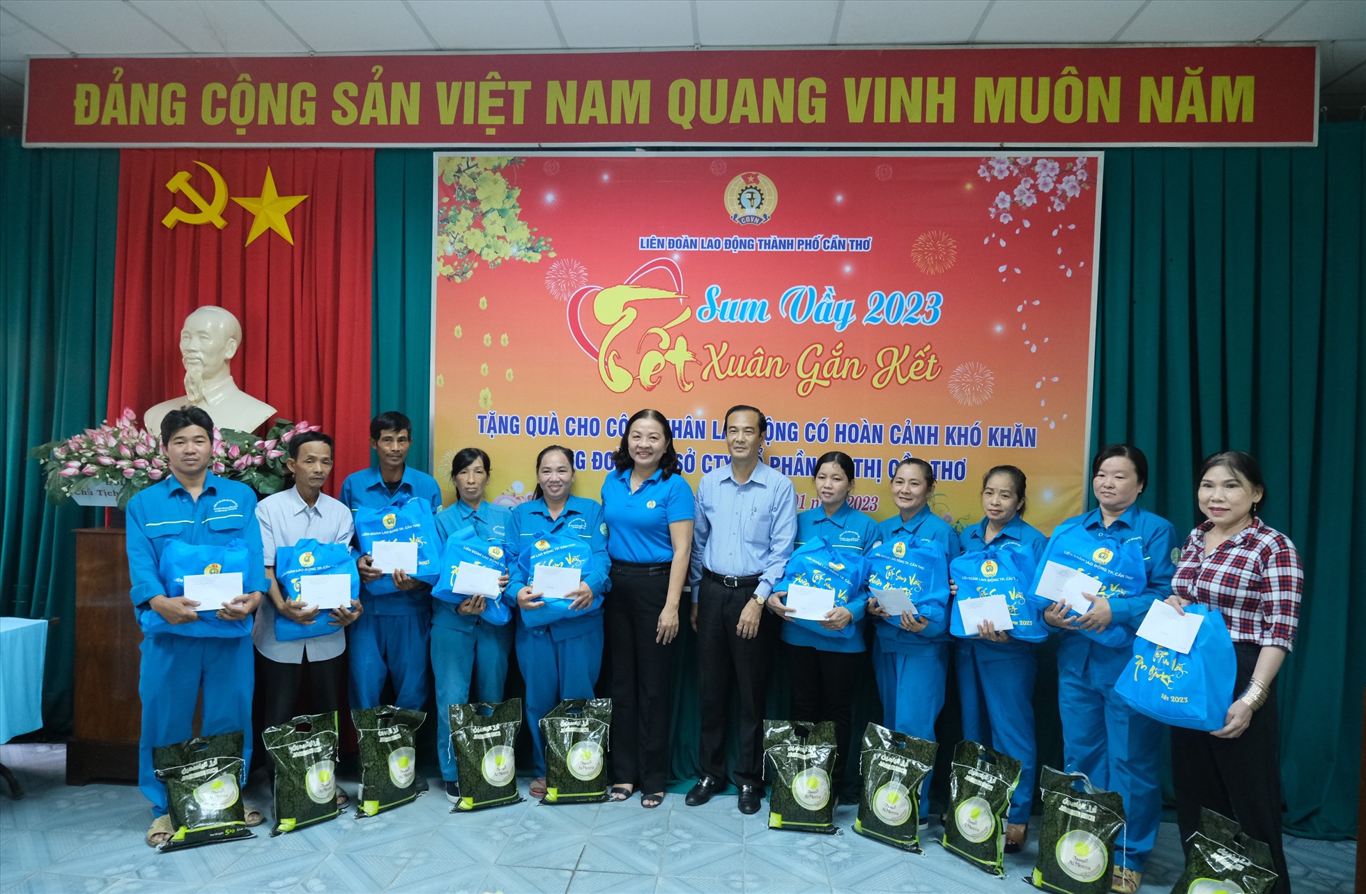 LĐLĐ TP. Cần Thơ tặng quà cho công nhân lao động. Ảnh: Phong Linh