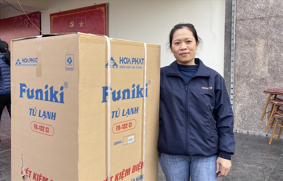 Nữ công nhân Nguyễn Thị Doan được nhận một chiếc tủ lạnh tại Chương trình Tết Sum vầy 2023 do LĐLĐ tỉnh Hưng Yên tổ chức. Ảnh: Hà Anh