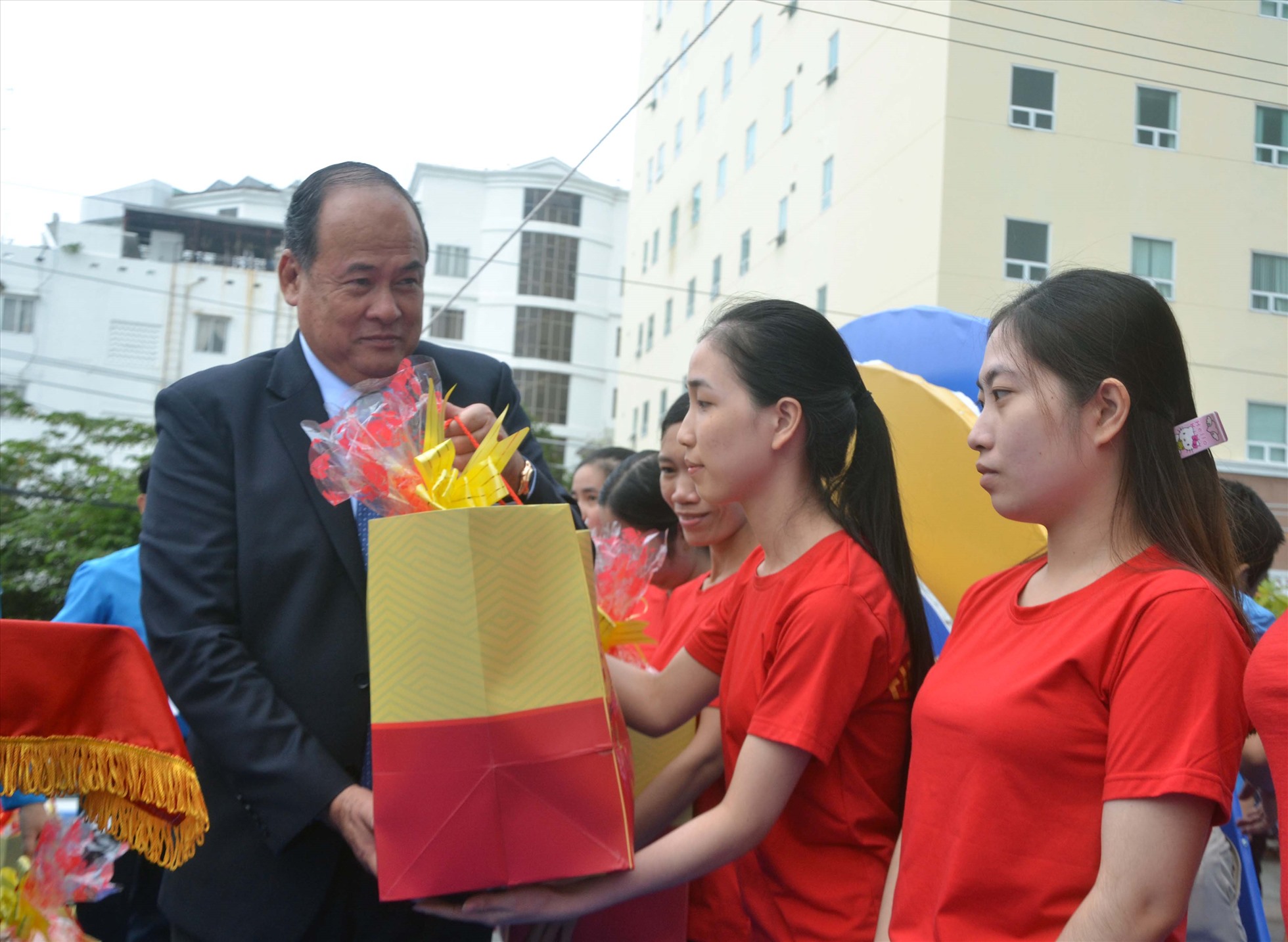 Chủ tịch UBND tỉnh An Giang Nguyễn Thanh Bình trao quà Tết cho đoàn viên, người lao động tại lễ khai mạc. Ảnh: Lục Tùng