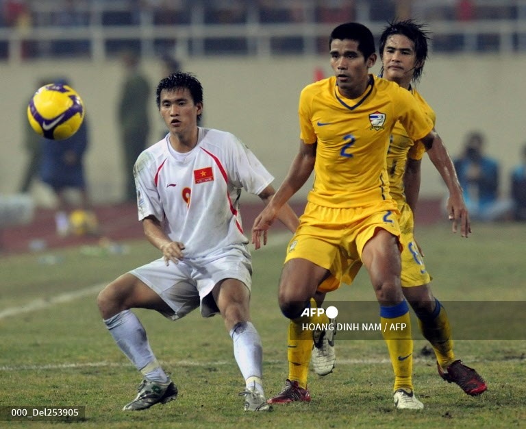 Công Vinh (áo trắng) là người hùng của tuyển Việt Nam ở AFF Cup 2008. Ảnh: AFP