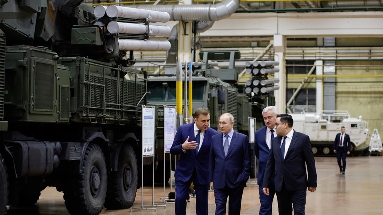 Tổng thống Nga Vladimir Putin thăm nhà máy sản xuất vũ khí ở Tula, ngày 23.12.2022. Ảnh: Văn phòng Báo chí Tổng thống Nga