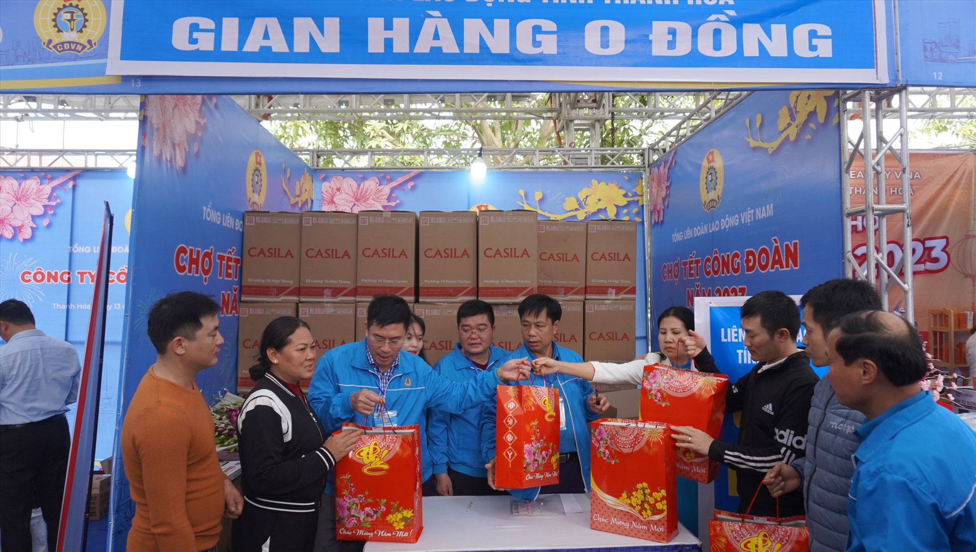 Hàng nghìn công nhân hối hả đến Chợ tết Công đoàn mua sắm Tổng liên