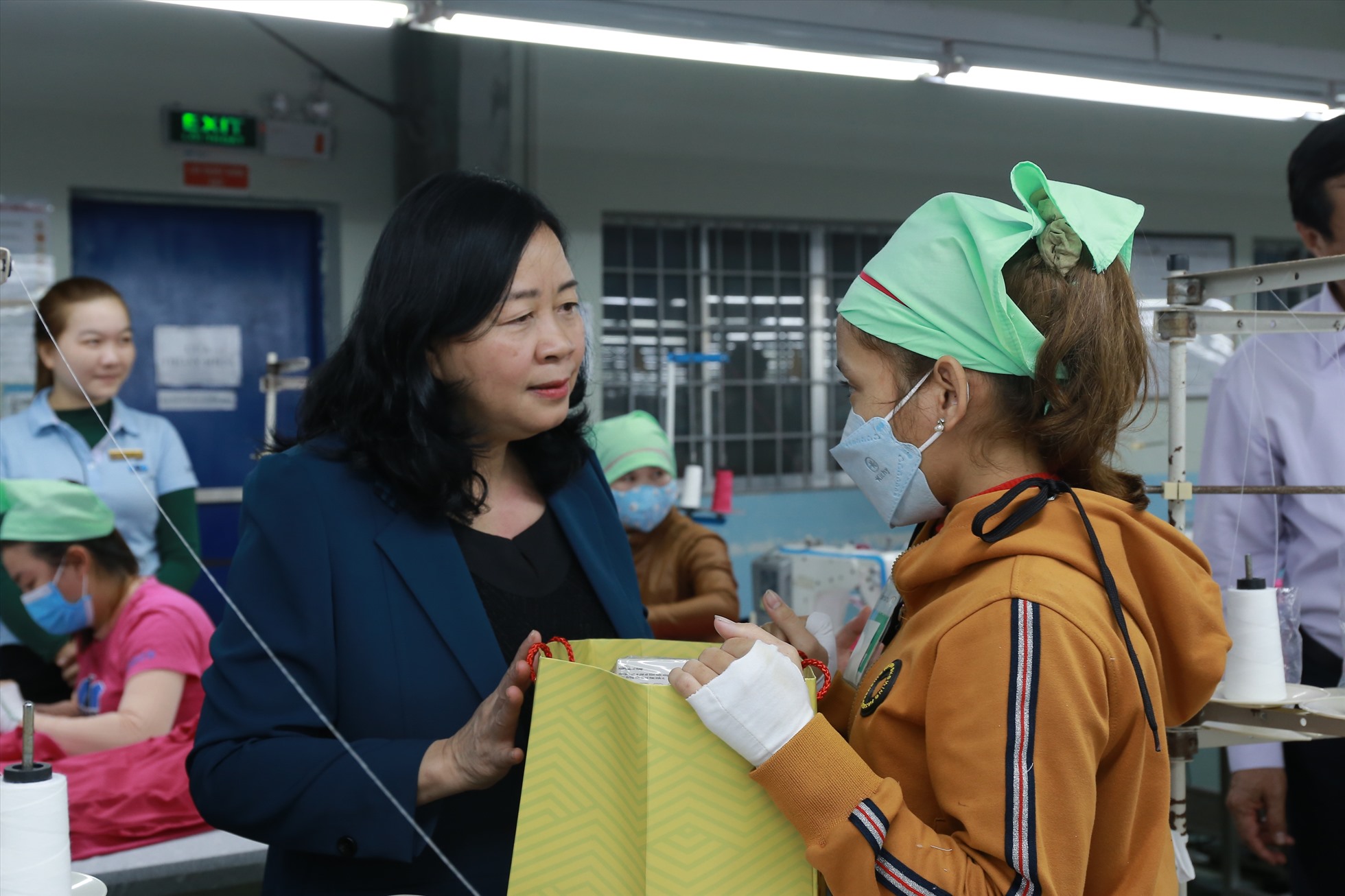 Bà Bùi Thị Minh Hoài và đoàn công tác thăm công nhân tại Khu Công nghiệp Tam Thăng. Ảnh: V. Trực