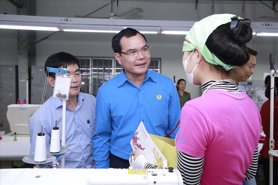 Ông Nguyễn Đình Khang- Chủ tịch Tổng Liên đoàn Lao động Việt Nam (LĐLĐVN) đã đến thăm hỏi công nhân trong dịp cận tết Nguyên đán Quý Mão 2023 tại Quảng Nam. Ảnh: Nguyễn Linh