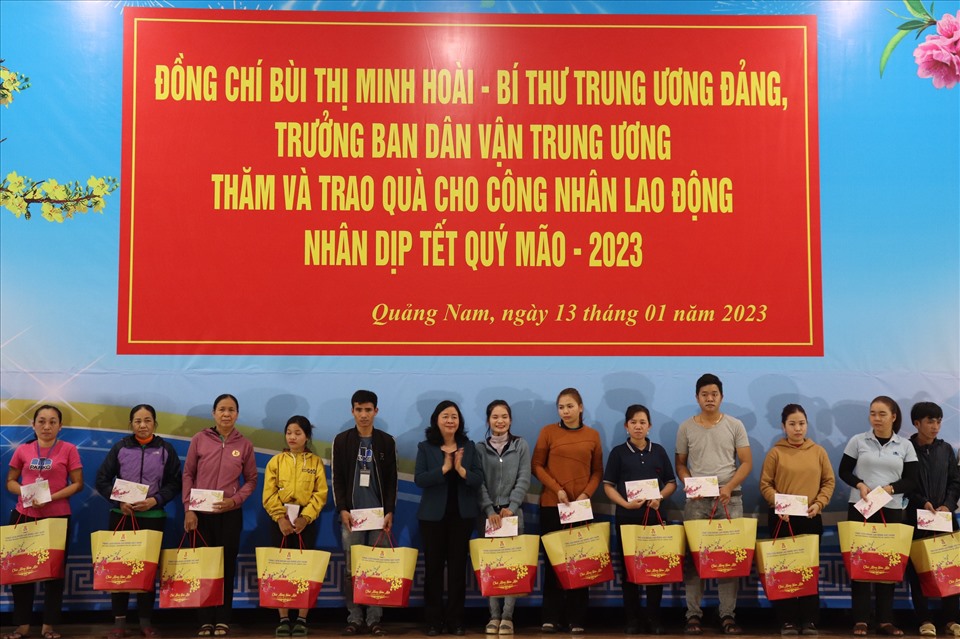 Bà Bùi Thị Minh Hòa, Bí thư Trung ương Đảng, Trưởng ban Dân vận Trung ương cũng đến thăm và tặng quà cho công nhân lao động. Ảnh: Nguyễn Linh