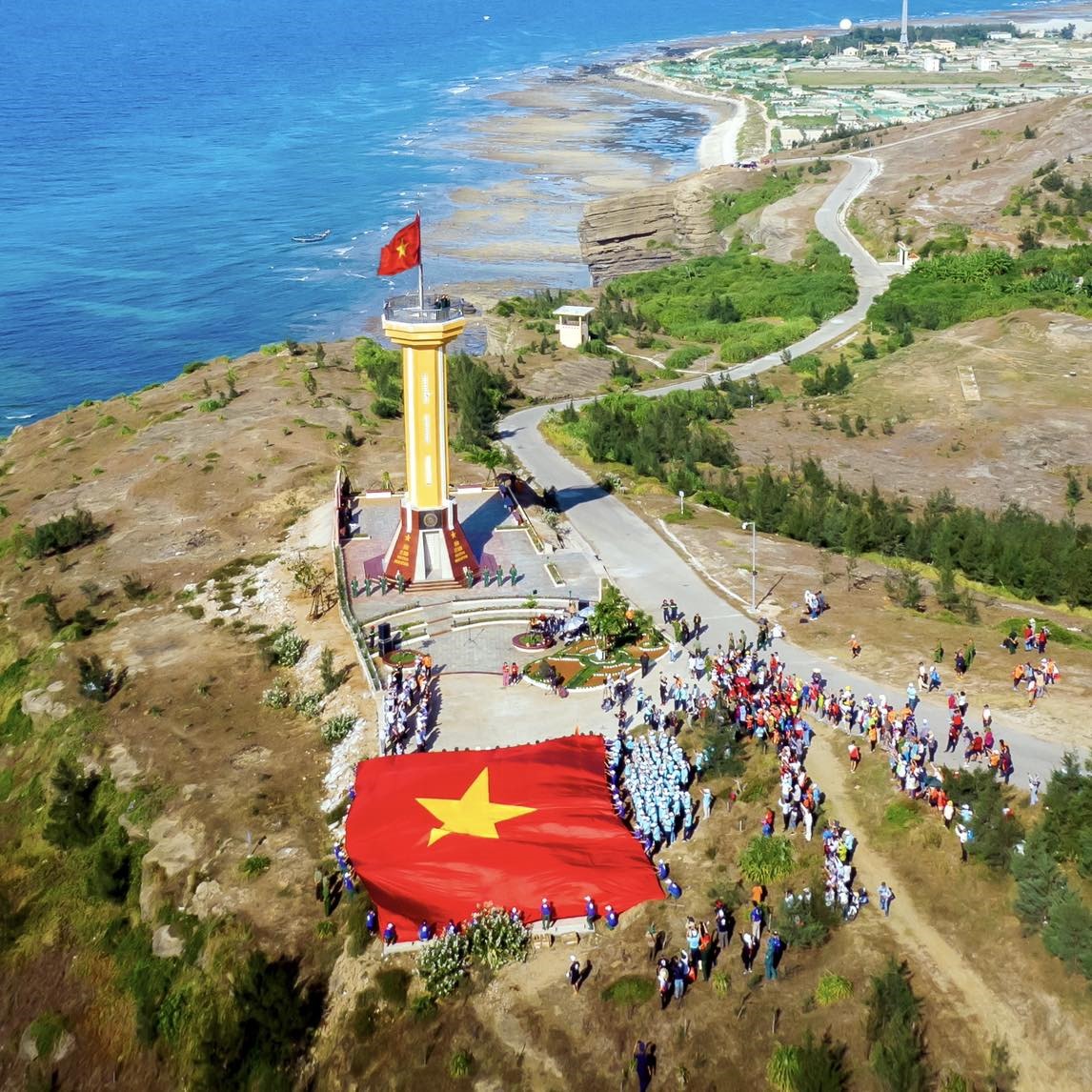 Đảo Lý Sơn cách đất liền khoảng 15 hải lý. Vào mùa biển động đảo thường xuyên bị cô lập với đất liền. Ảnh: Ngọc Viên