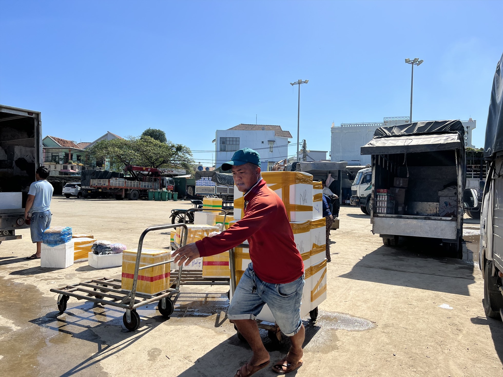 Ngoài hoa Tết, các loại nhu yếu phẩm, máy móc... cũng được vận chuyển ra đảo Lý Sơn phục vụ nhu cầu mua sắp của người dân. Ảnh: Ngọc Viên