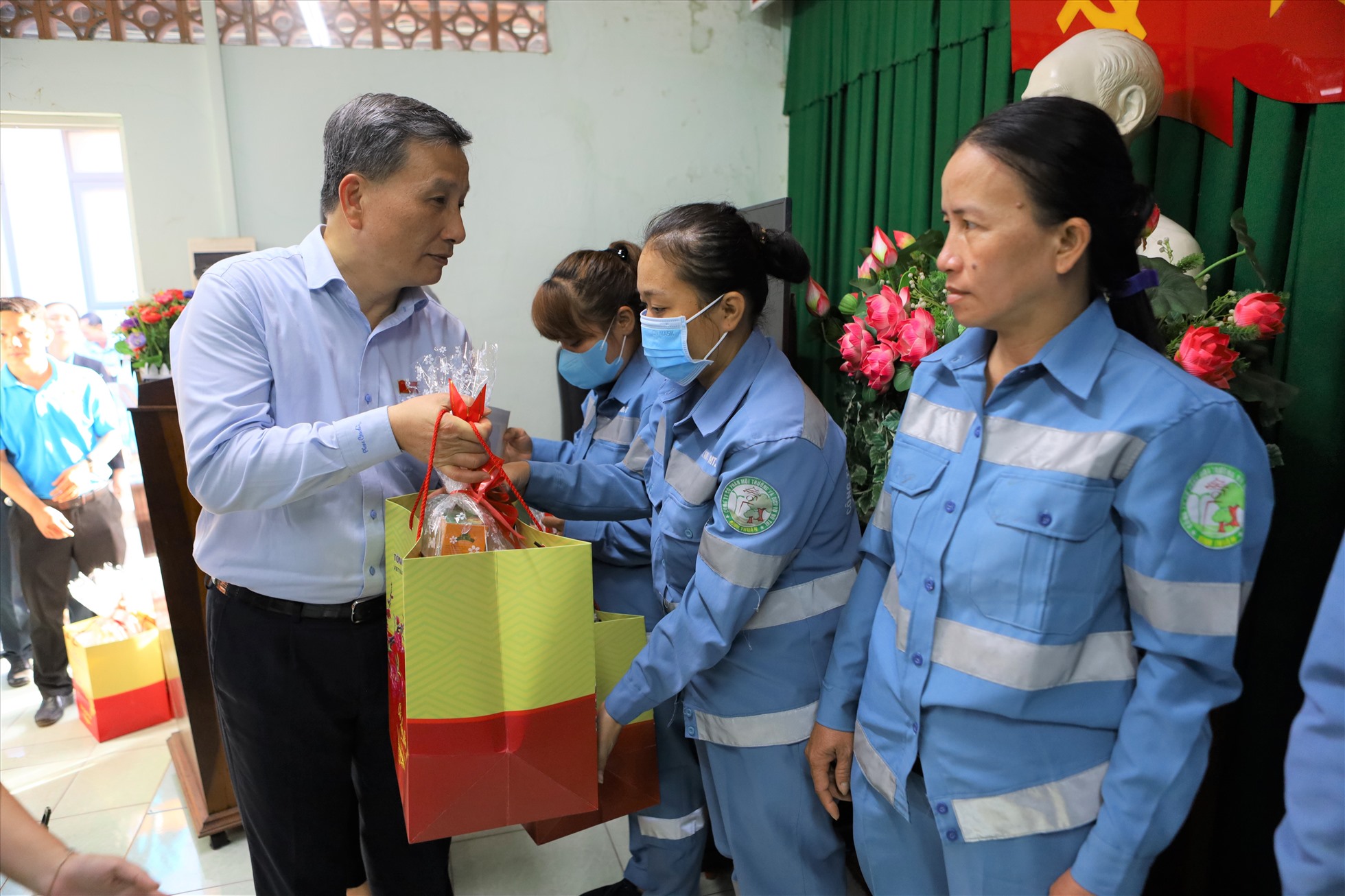 Đồng chí Lê Quang Huy trao quà tết cho công nhân công ty Cổ phần môi trường và dịch vụ đô thị Bình Thuận. Ảnh: Duy Tuấn