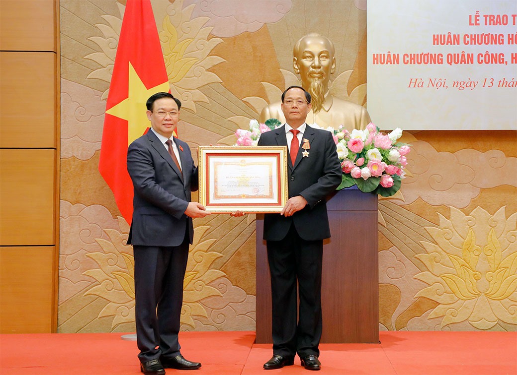 Chủ tịch Quốc hội Vương Đình Huệ trao Huân chương Quân công cho Phó Chủ tịch Quốc hội, Thượng tướng Trần Quang Phương. Ảnh: Hồ Long
