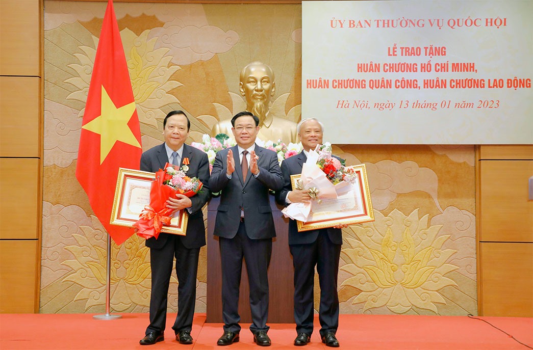 Chủ tịch Quốc hội Vương Đình Huệ trao Huân chương Hồ Chí Minh cho nguyên Phó Chủ tịch Quốc hội Uông Chu Lưu và nguyên Phó Chủ tịch Quốc hội Huỳnh Ngọc Sơn. Ảnh: Hồ Long