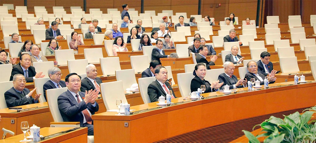 Chủ tịch Quốc hội Vương Đình Huệ và các đại biểu tại buổi gặp mặt. Ảnh: Hồ Long