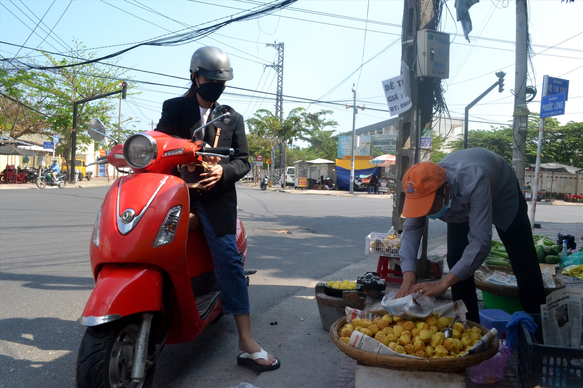 Bánh thuẫn là món quà quê đặc biệt ở TP.Nha Trang. Ảnh: Châu Tường