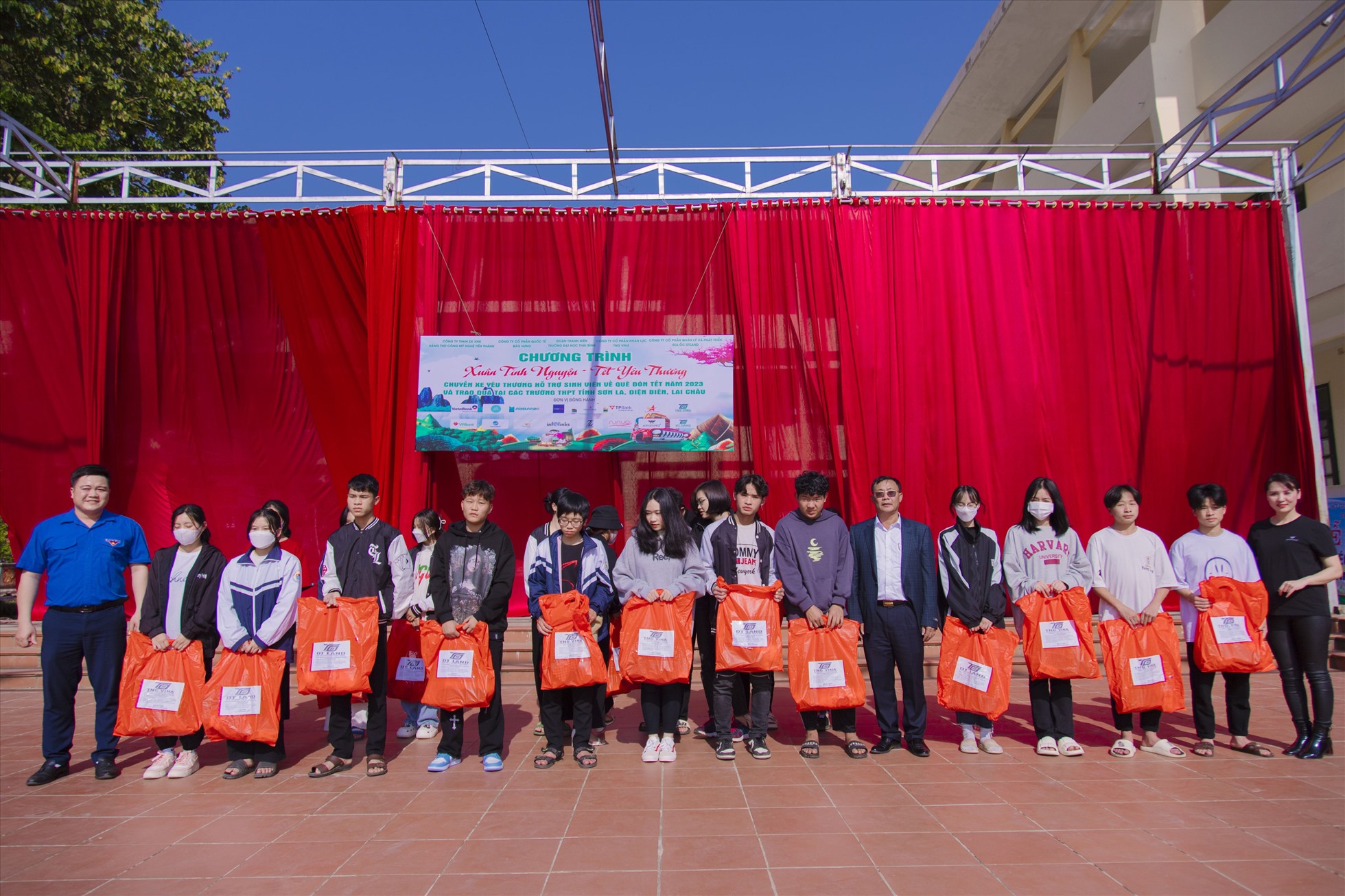 Đoàn Thanh niên Trường Đại học Thái Bình trao quà Tết hỗ trợ học sinh có hoàn cảnh khó khăn tại Trường THPT Tuần Giáo, tỉnh Điện Biên. Ảnh: Tuấn Anh