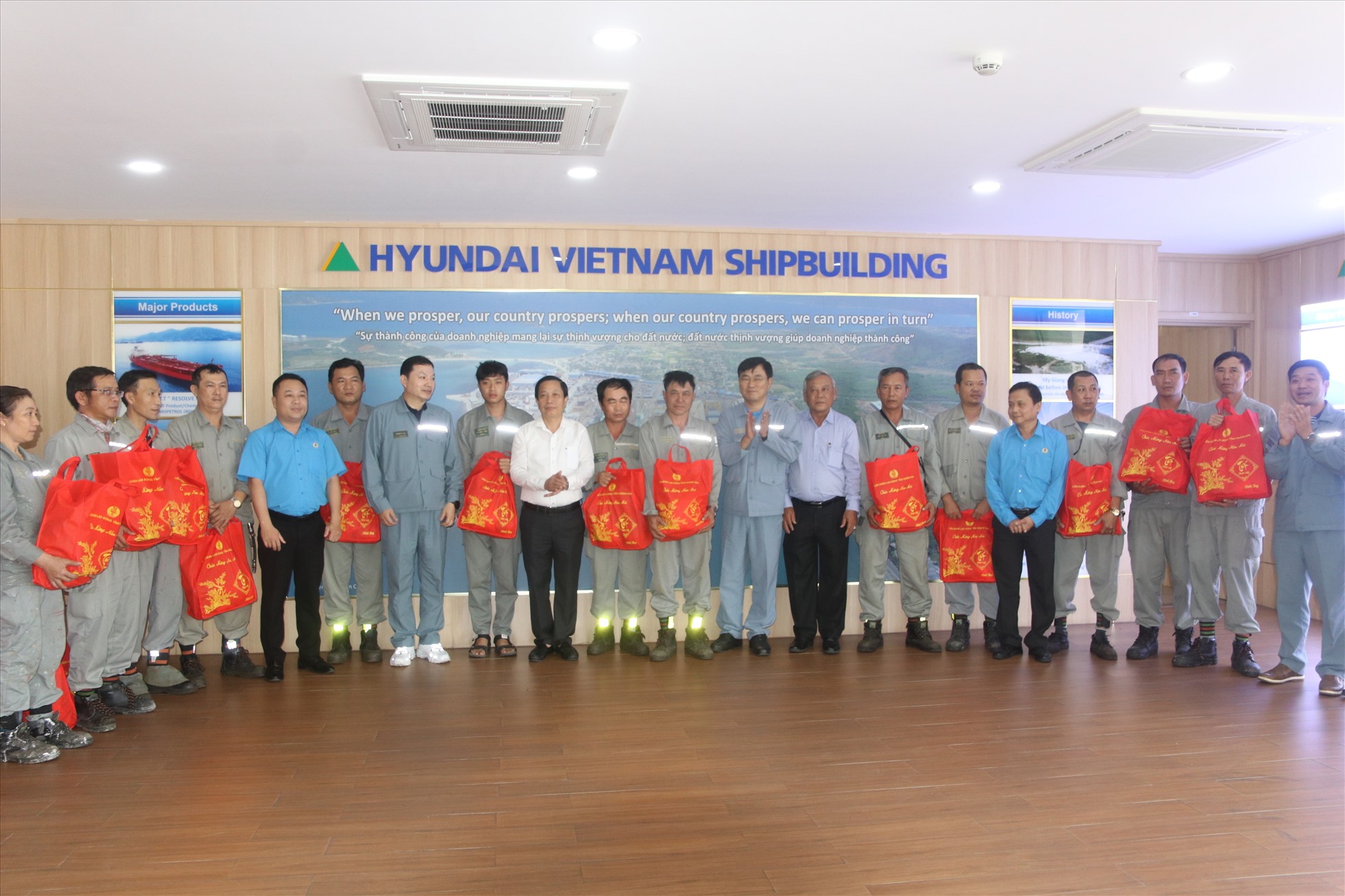 Lãnh đạo Tỉnh ủy dành những phần quà động viên CNLĐ làm việc tại Công ty TNHH Hyunhdai- Việt Nam. Ảnh: Phương Linh