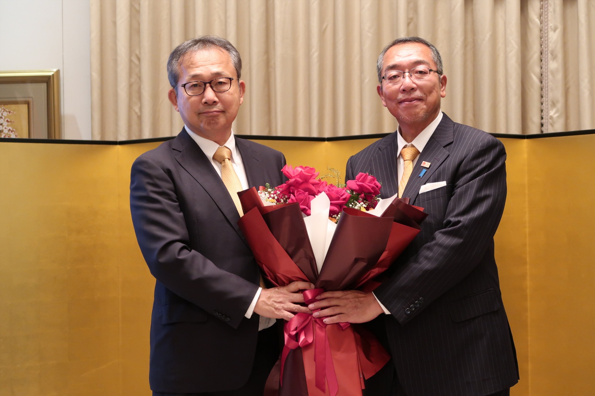 Đại sứ Nhật Bản tại Việt Nam Yamada Takio (trái) chúc mừng bác sĩ Tadashi Hattori được nhận Giải thưởng Ramon Magsaysay 2022. Ảnh: VÂN ANH