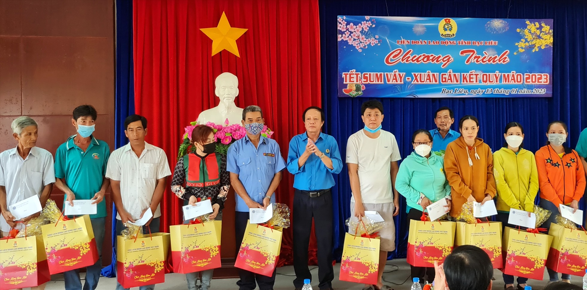Gần 3.000 phần quà sẽ đến tay công nhân lao động tại tỉnh Bạc Liêu trước Tết Quý Mão. Ảnh: Nhật Hồ