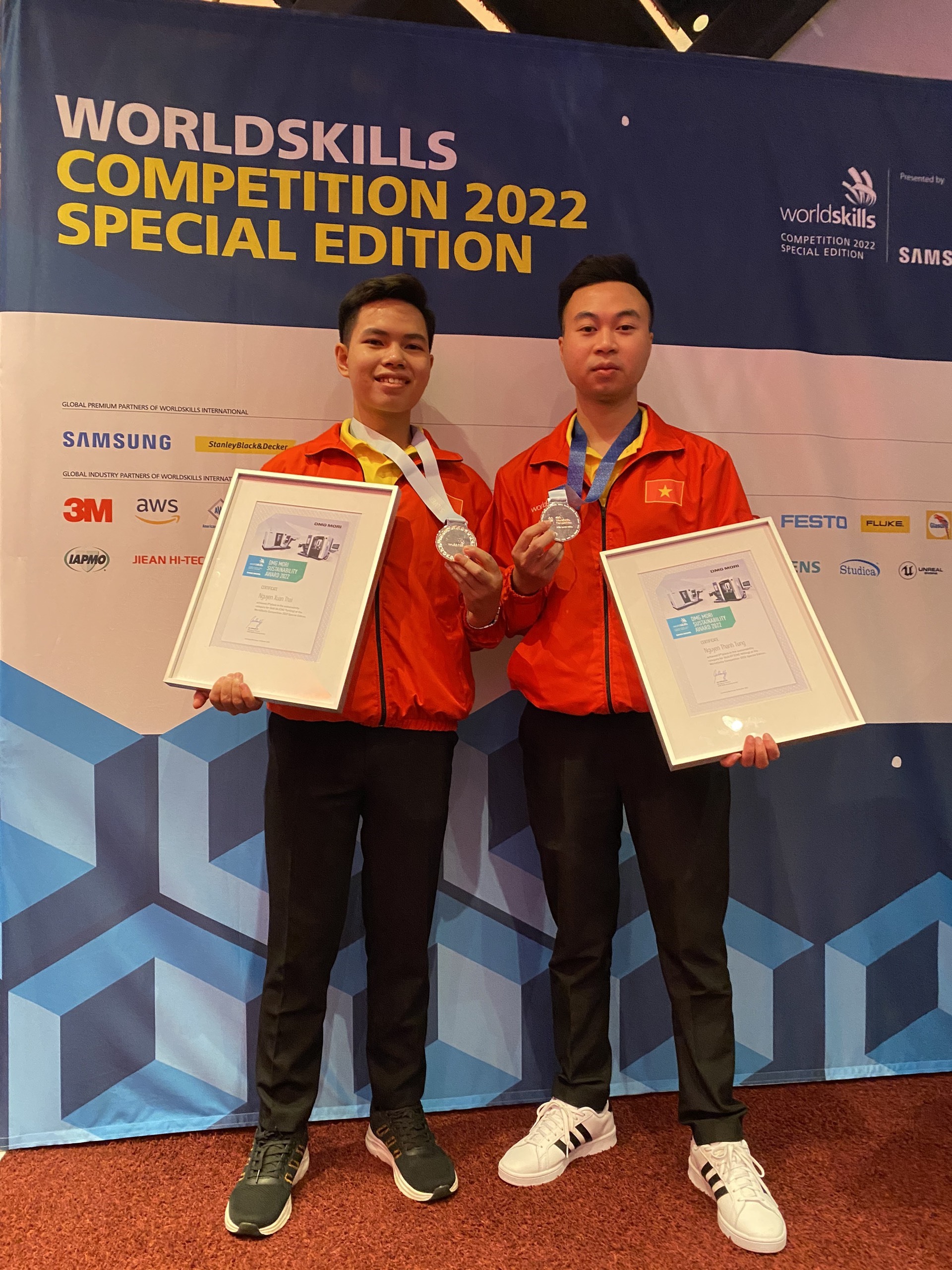 Nguyễn Xuân Thái (bên trái) và Nguyễn Thanh Tùng đã giành 2 huy chương cho đoàn Việt Nam. Ảnh: Nhân vật  cung cấp