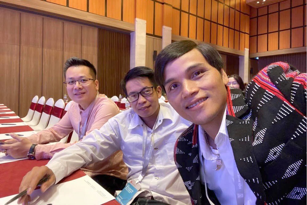 Tác giả Kiều Xuân Quỳnh (giữa) cùng các tác giả tham dự Hội nghị những người viết văn trẻ toàn quốc 2022. Ảnh: Nhân vật cung cấp